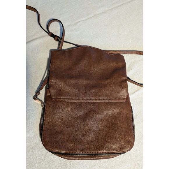 cute and practical Moda Luxe clutch with removable crossbody strap - Picture 4 of 6